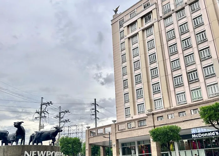 Staycation Near Airport Across Naia Terminal 3,13 Min Drive To Terminal 2 And 1, Vexy Condotel Located At 101 Newport