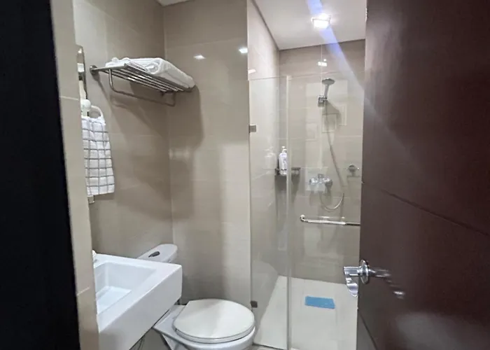 Staycation Near Airport Across Naia Terminal 3,13 Min Drive To Terminal 2 And 1, Vexy Condotel Located At 101 Newport 2*